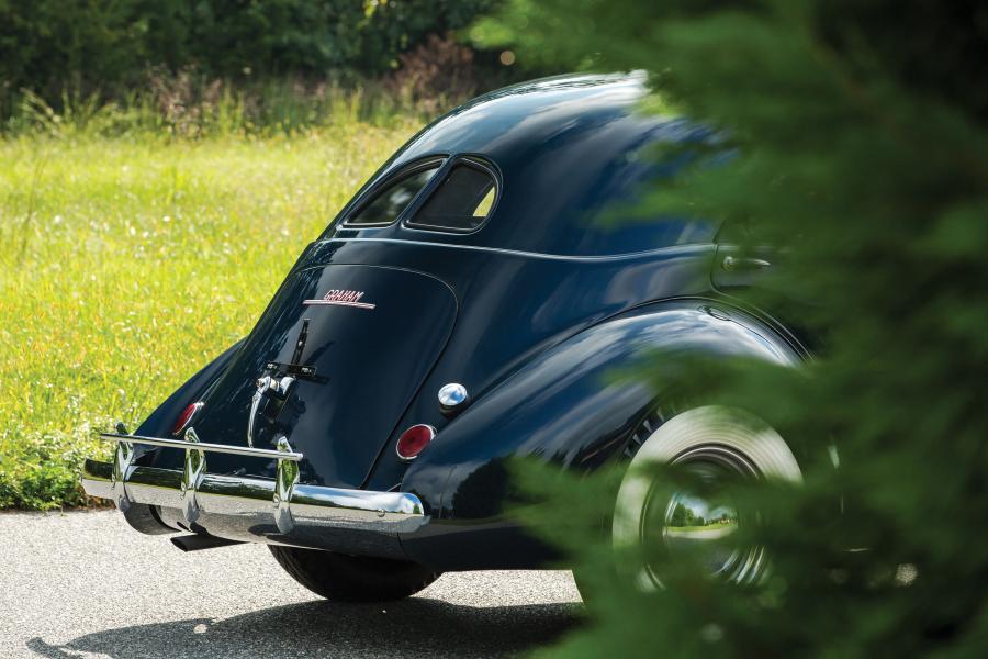 Детали экстерьера Graham Model 113 Custom Hollywood Supercharged Sedan 1941 года  (фото 3 из 53)